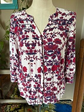 Beautiful floral Lucky Brand top, women’s medium